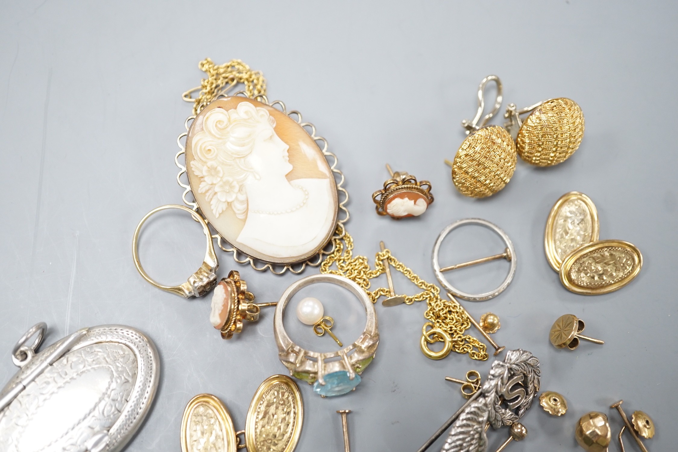 Assorted jewellery including a pair of textured 750 domed earrings, 9.6 grams, silver gilt cameo brooch, rings, earrings etc.